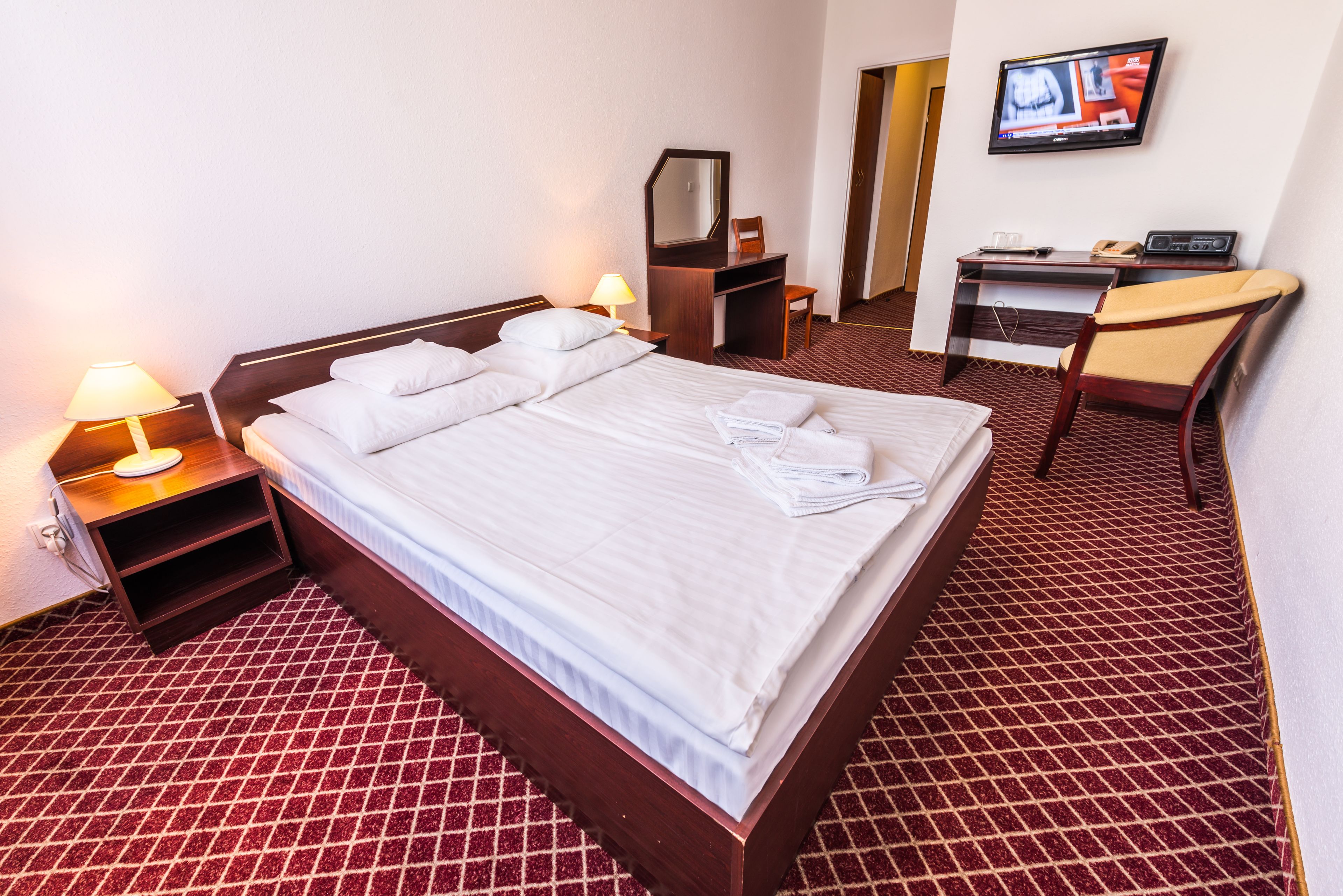 standard double or twin room | desk, blackout curtains, iron/ironing board, free wifi