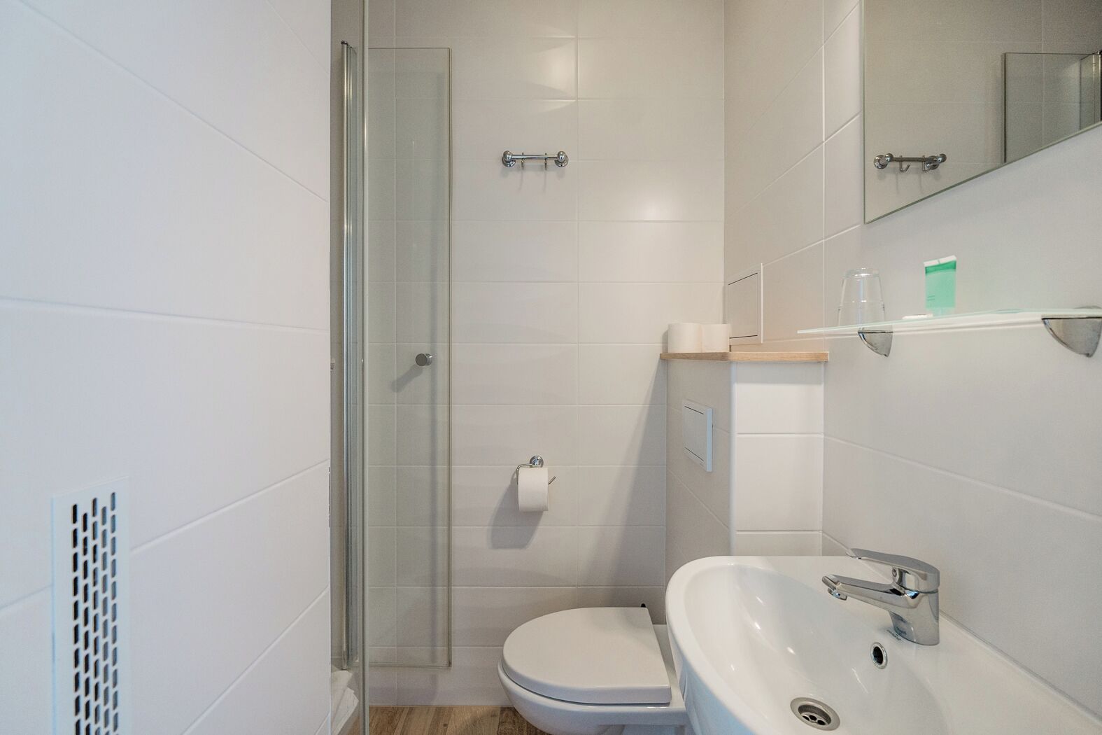Un baño con inodoro, lavamanos y ducha.