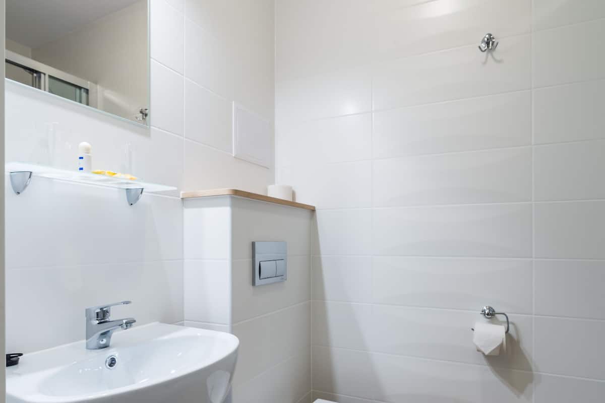 Dusch, gratis toalettartiklar, hårtork och handdukar