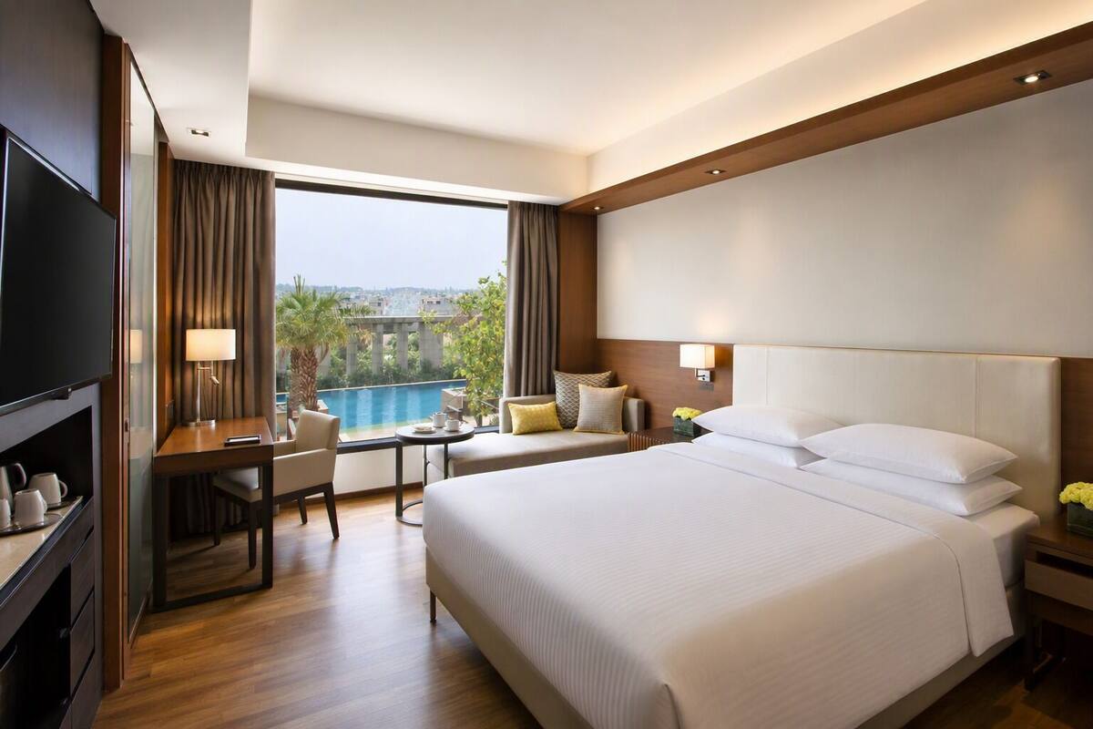 Room, 1 King Bed, Pool View | Premium bedding, down comforters, memory foam beds, minibar