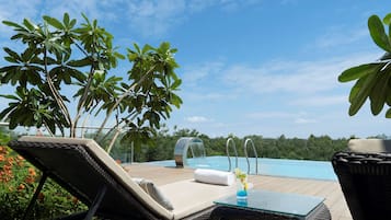 Outdoor pool, open 8:00 AM to 7:00 PM, pool loungers