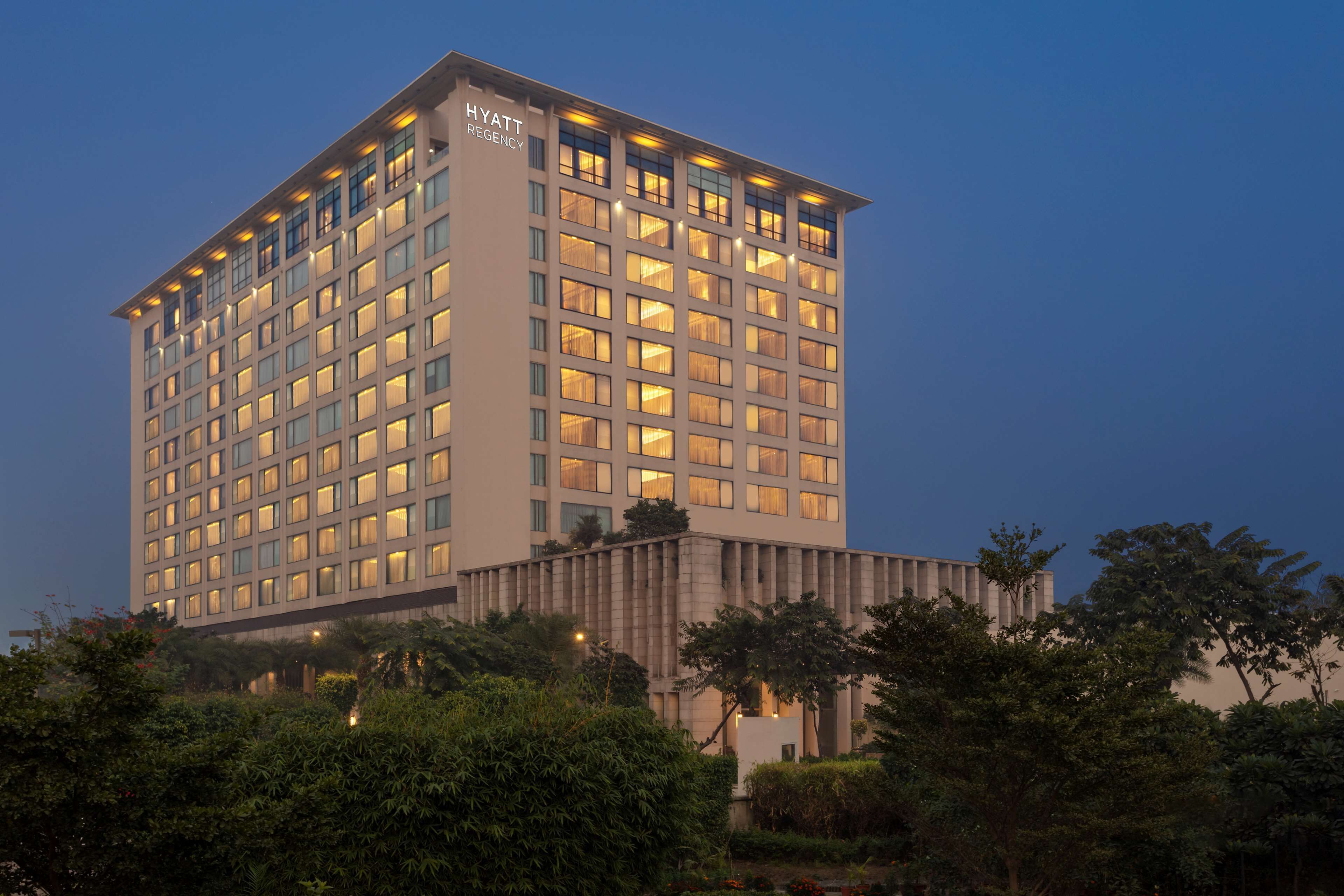 Un hotel a più piani dal design moderno, con numerose finestre e il nome del marchio ben visibile sulla facciata.