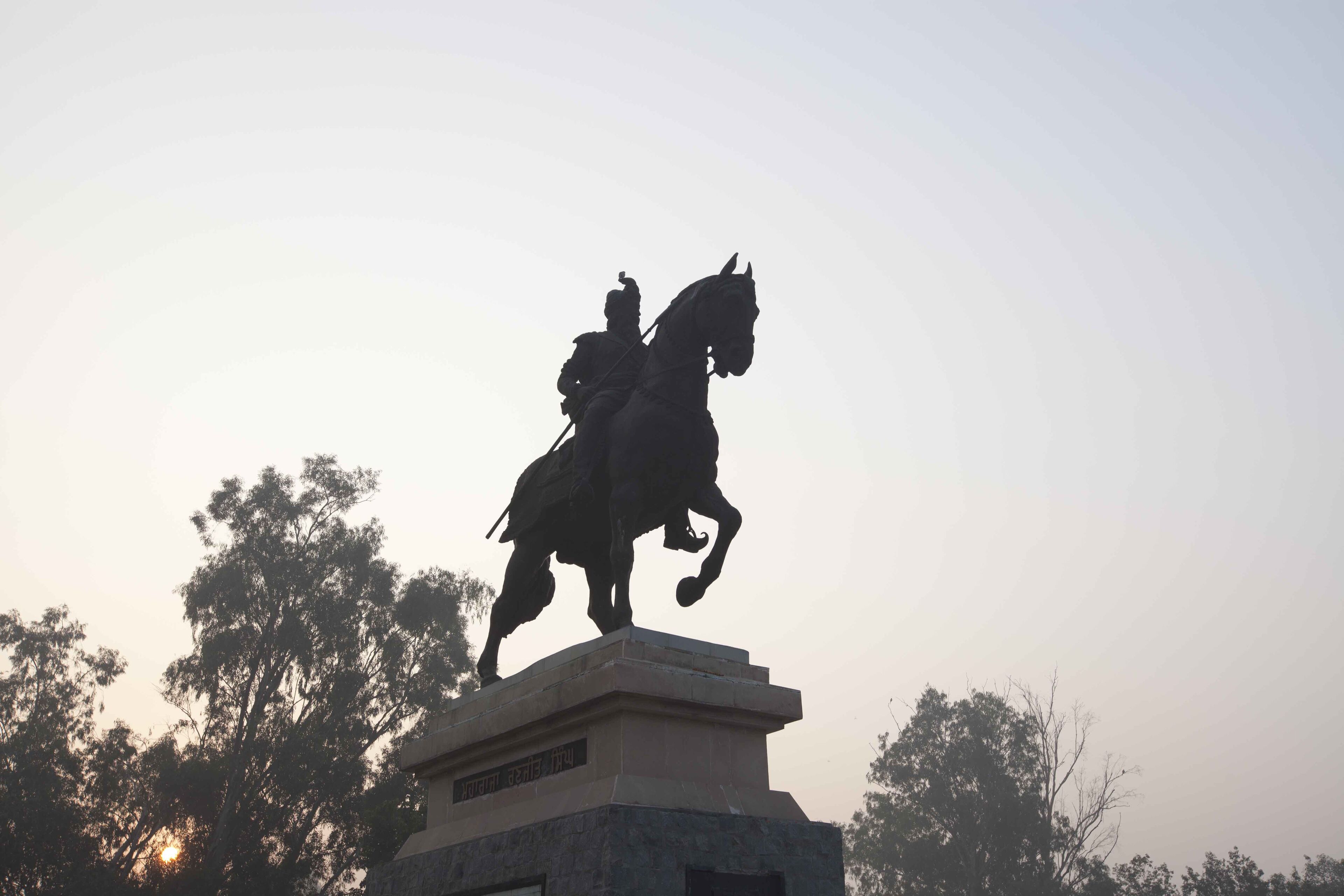 Una statua raffigurante un cavaliere su un piedistallo.