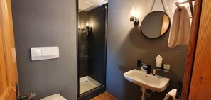 Regadera, amenidades de baño gratuitas, secadora de cabello, toallas