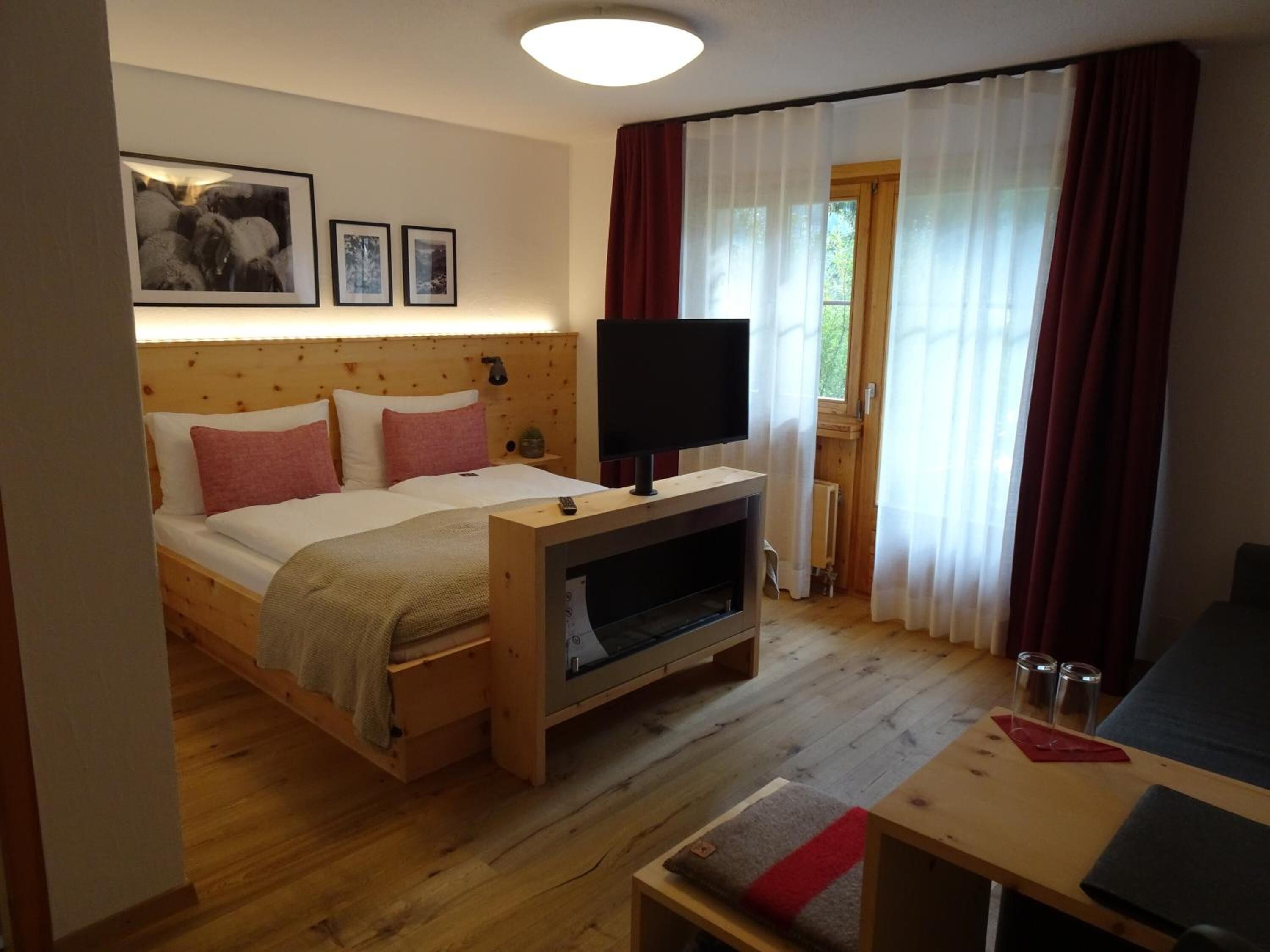 Cofres nos quartos, escrivaninha, Wi-Fi de cortesia, roupa de cama