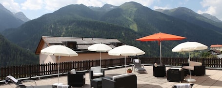 Terraza o patio. Schorta's Hotel Alvetern