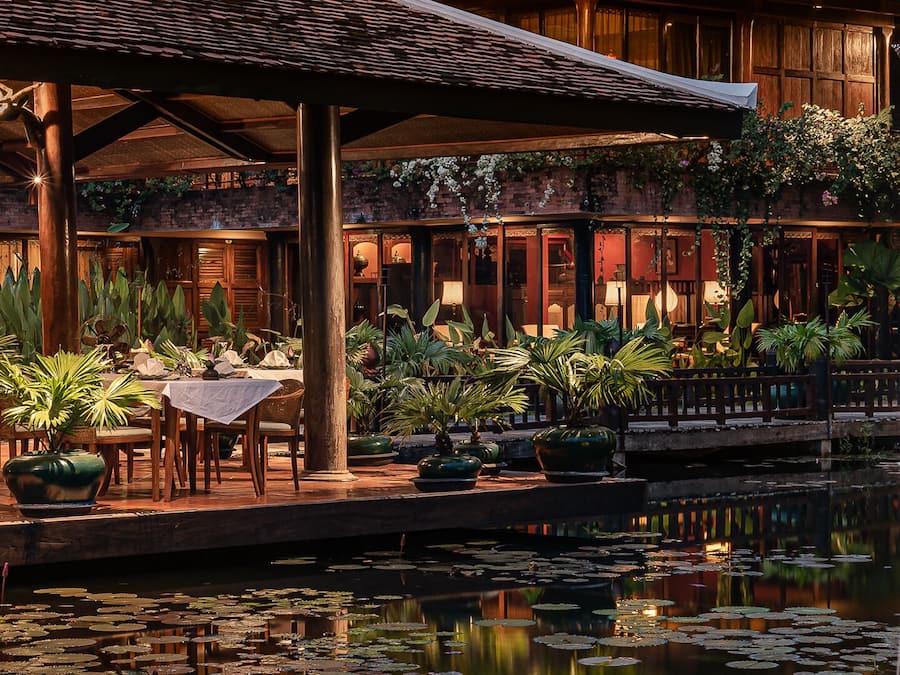 2 restaurantes, é servido café da manhã