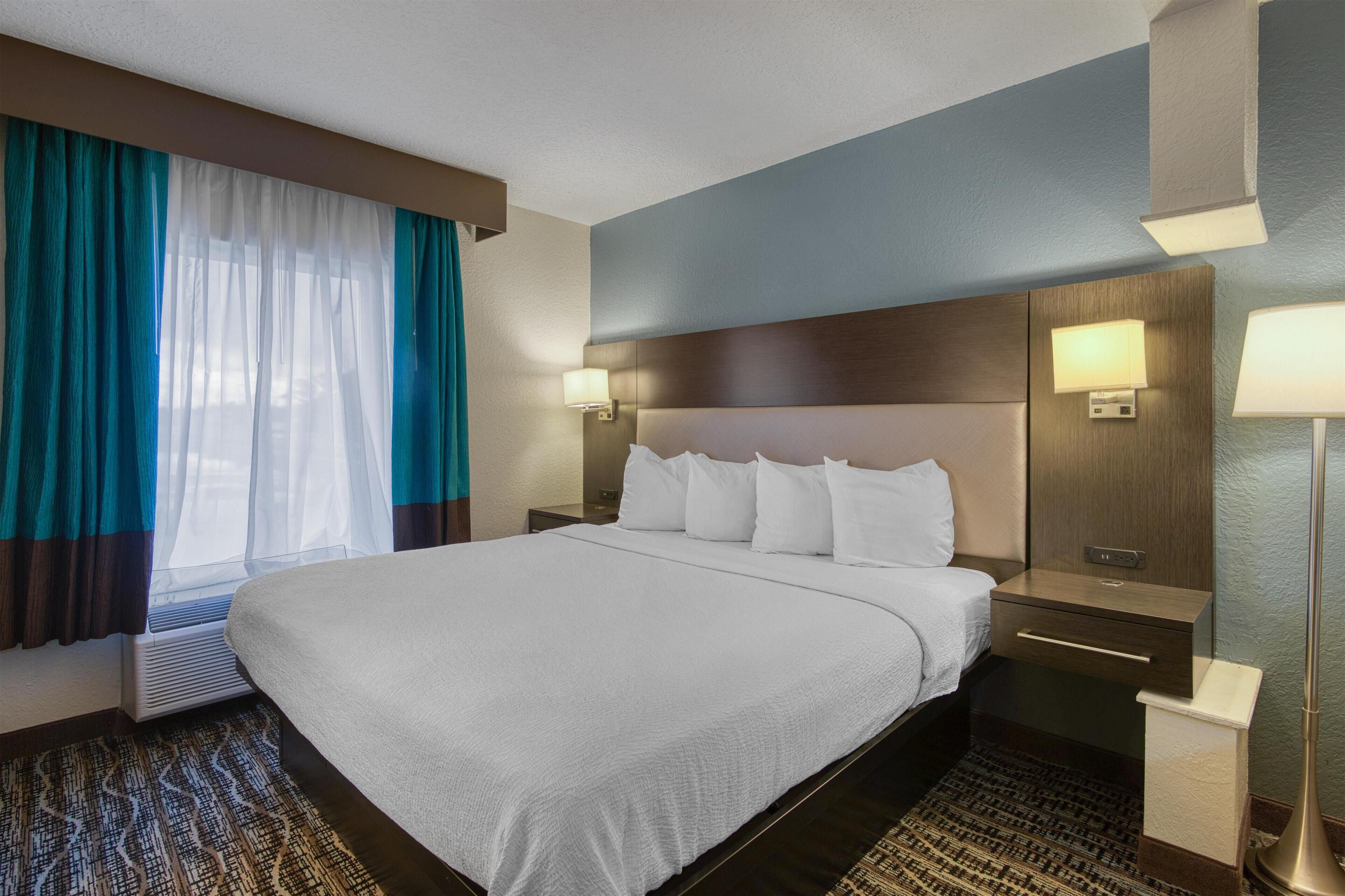 套房, 1 张特大床, 无烟房, 冰箱和微波炉 (with Sofabed) | 加厚床垫、客房内保险箱、办公桌、笔记本电脑工作区