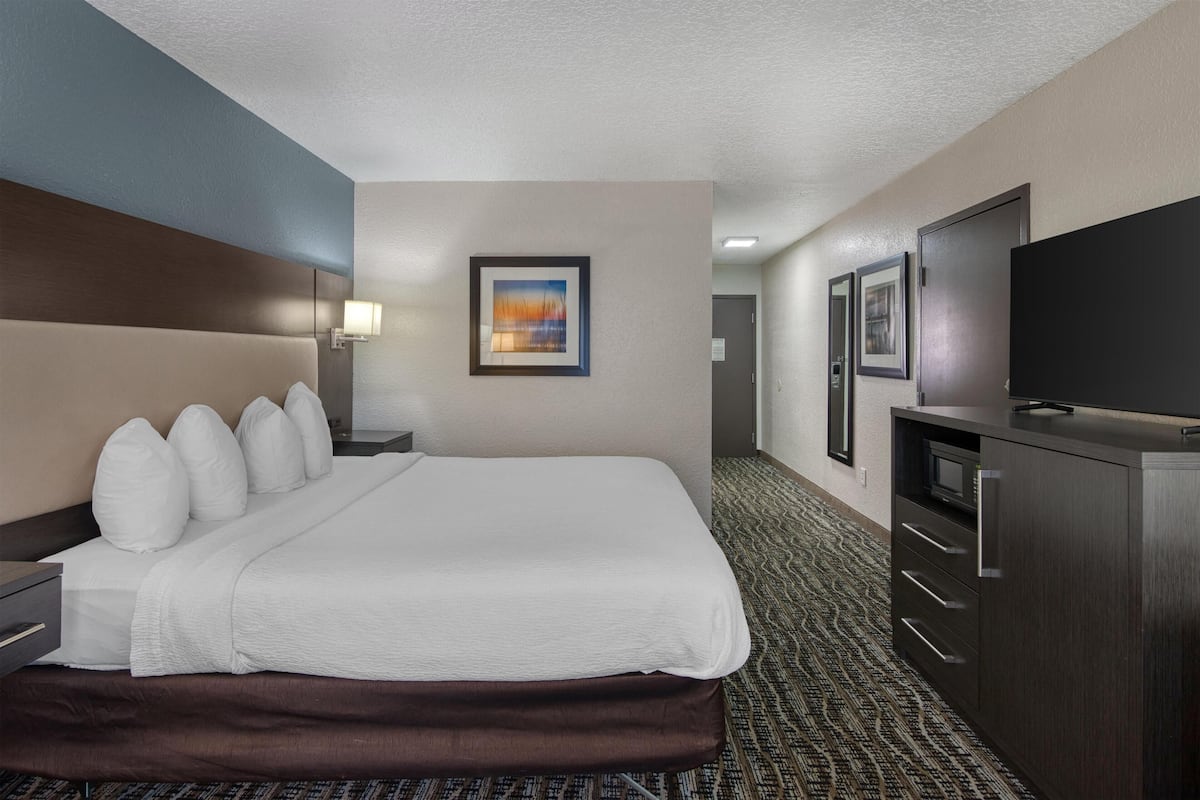 Standard Room, 1 King Bed, Accessible, Bathtub | Pillowtop beds, in-room safe, desk, laptop workspace