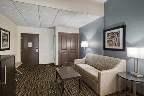 Sviitti, 1 suuri parisänky, esteetön, tupakointi kielletty (with Sofabed) | Pillowtop-patjalliset sängyt, tallelokero huoneessa, työpöytä