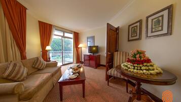 Junior-suite - 1 kingsize-seng - søudsigt | 1 soveværelse, pengeskab på værelset, gratis baby-/barnesenge