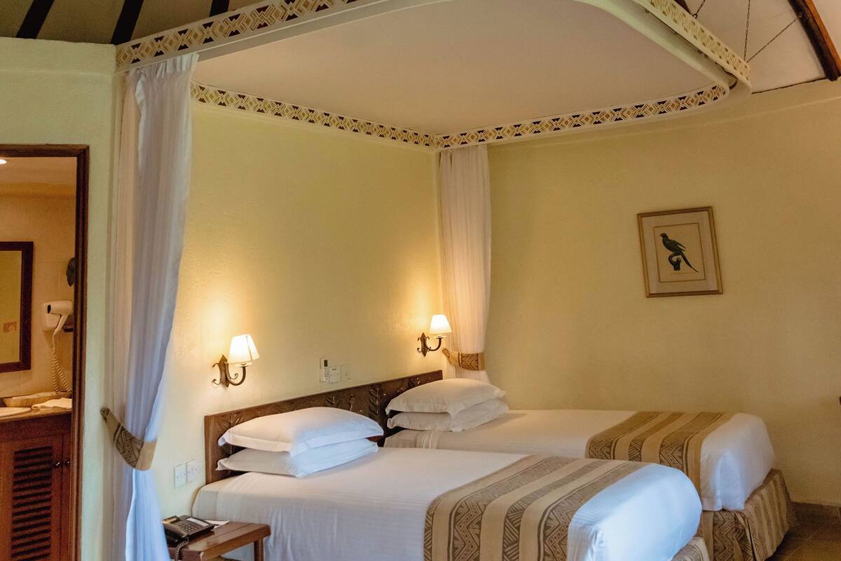Standard Triple Room | Desk, WiFi (free), bed sheets