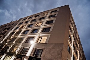 Fachada de la propiedad por la tarde o noche
