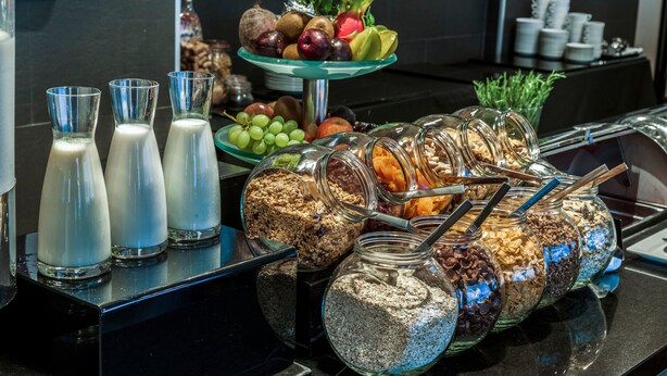 Un bufé con diversas opciones de comida y bebidas.