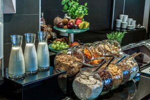 Un bufé con diversas opciones de comida y bebidas.