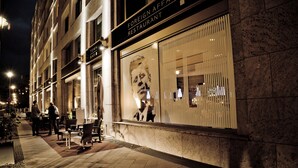 Un restaurante con un amplio escaparate y terraza.