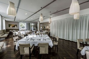 Breakfast, lunch, dinner served; local and international cuisine  - ARCOTEL John F Berlin (Berlin)