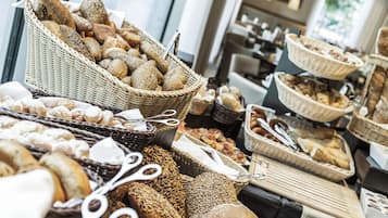 Desayuno buffet (EUR 24 por persona)