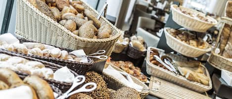 Tägliches Frühstücksbuffet (24 EUR pro Person)