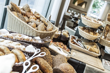 Desayuno buffet diario (EUR 24 por persona)