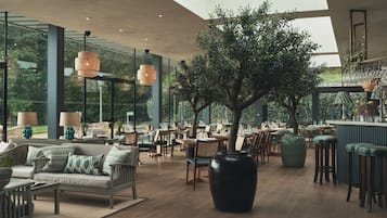Der serveres morgenmad, frokost og britiske retter med udsigt til haven