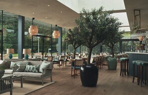 Frokost, lunsj og middag serveres, britiske retter, utsikt mot hagen 