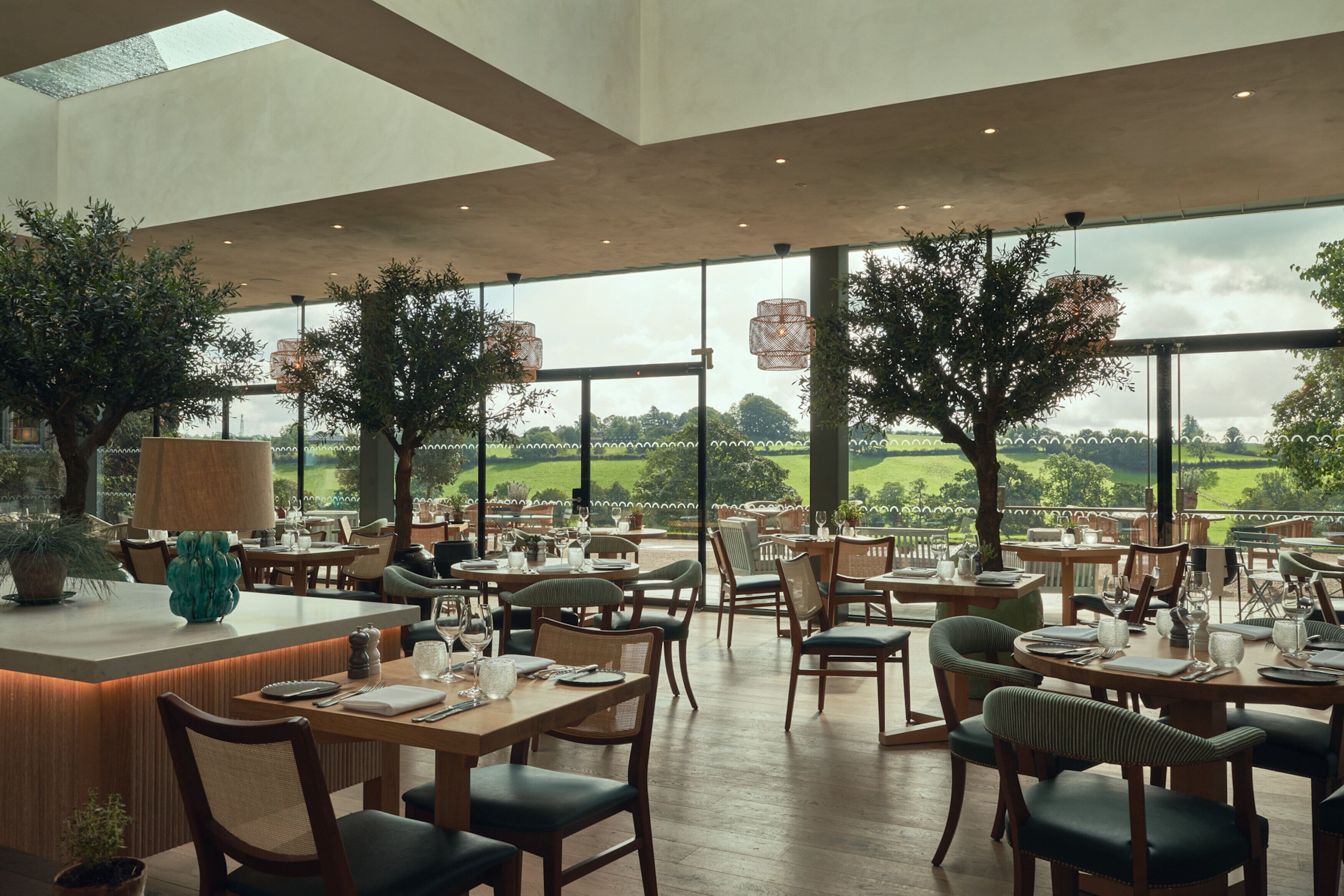 Petit déjeuner, déjeuner et dîner servis sur place, vue sur le jardin