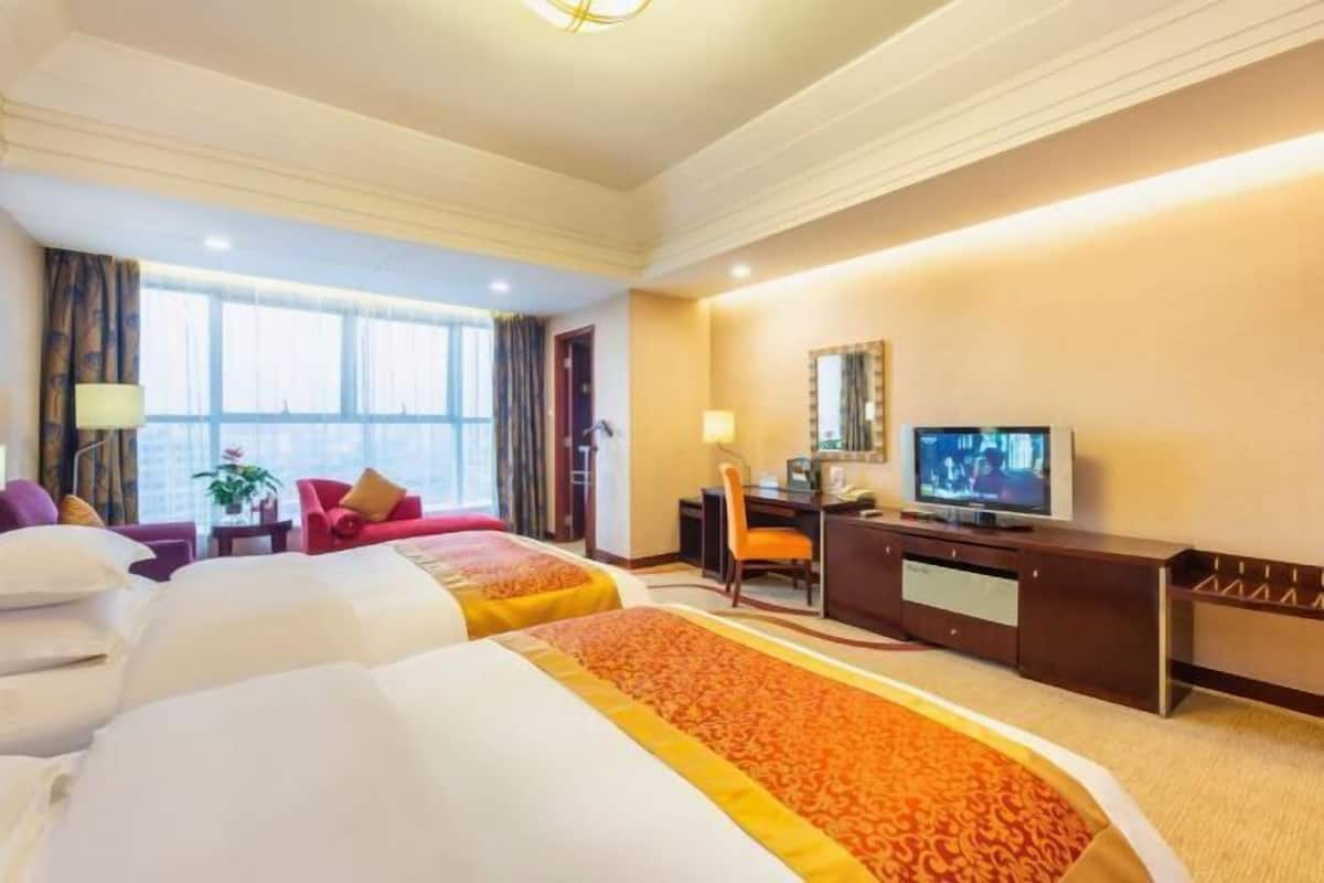 In-room safe, iron/ironing board, free WiFi, alarm clocks