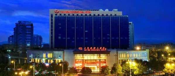 숙박 시설 정면 - 저녁/밤