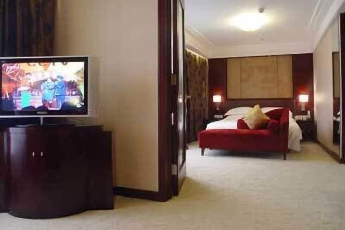 Superior Suite | In-room safe, iron/ironing board, free WiFi, alarm clocks