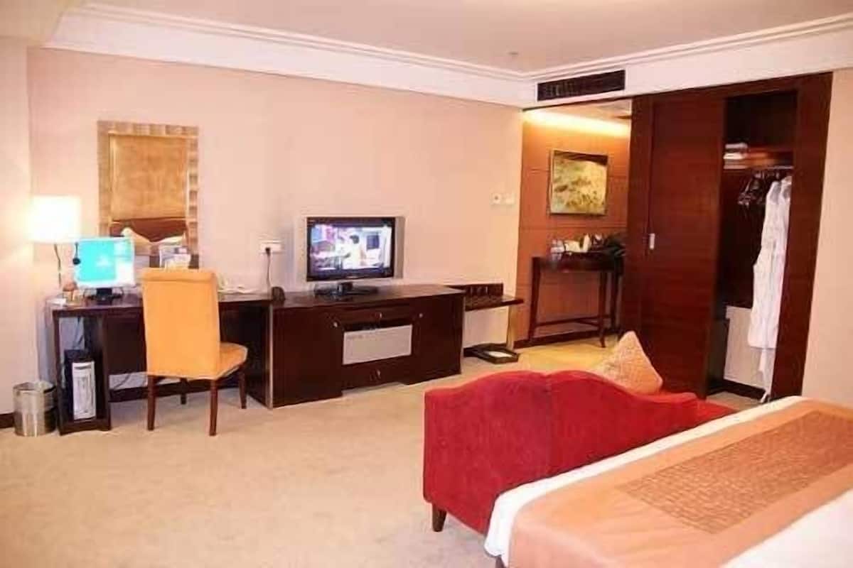 Deluxe Suite | In-room safe, iron/ironing board, free WiFi, alarm clocks