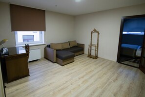 أغطية فراش متميزة وخزنة داخل الغرفة ومكتب وتجهيزات عازلة للصوت