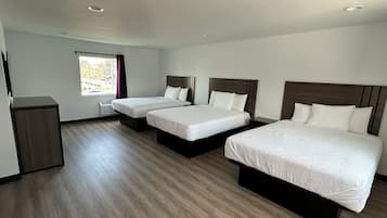 Family Triple Room, 1 Bedroom | Desk, laptop workspace, free WiFi, bed sheets