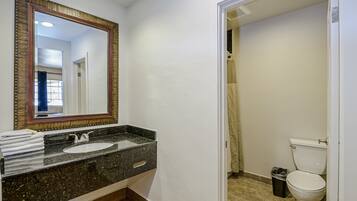 Habitació estàndard, 1 llit de matrimoni gran, no fumadors, frigorífic i microones | Bany | Combinació de dutxa i banyera i tovalloles