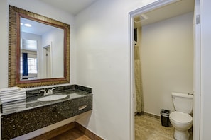 Standard Room, 1 King Bed, Non Smoking, Refrigerator & Microwave | Bathroom | Combined shower/bathtub, towels