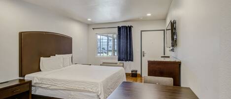 Chambre Standard, plusieurs lits, non-fumeurs, réfrigérateur et four à micro-ondes | Bureau, espace de travail pour ordinateur portable, Wi-Fi gratuit