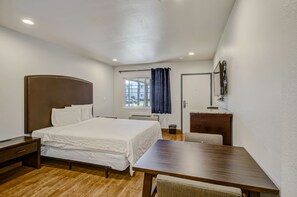 Chambre Standard, 1 très grand lit, non-fumeur, réfrigérateur et four à micro-ondes