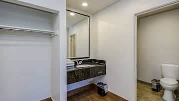 Standard Double Room, 1 Bedroom, Non Smoking, Refrigerator & Microwave | Bathroom | Combined shower/tub, towels