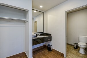 Standard-Doppelzimmer, 1 Schlafzimmer, Nichtraucher, Kühlschrank und Mikrowelle | Badezimmer | Duschwanne, Handtücher