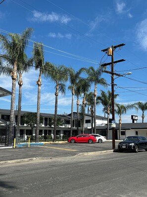 Een bureau, een laptopwerkplek, gratis wifi, beddengoed