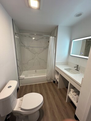 Een bureau, een laptopwerkplek, gratis wifi, beddengoed