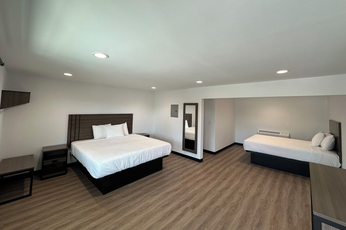 Standard Double Room, 1 Bedroom, Mobility Accessible, Non Smoking | Desk, laptop workspace, free WiFi, bed sheets