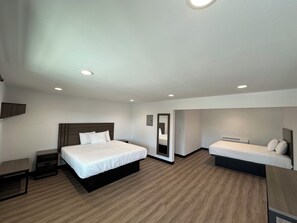 Dobbeltrom – standard, 1 soverom, tilpasset bevegelseshemmede, ikke-røyk | Skrivebord, skrivebord for bærbar PC, wi-fi (inkludert) og sengetøy