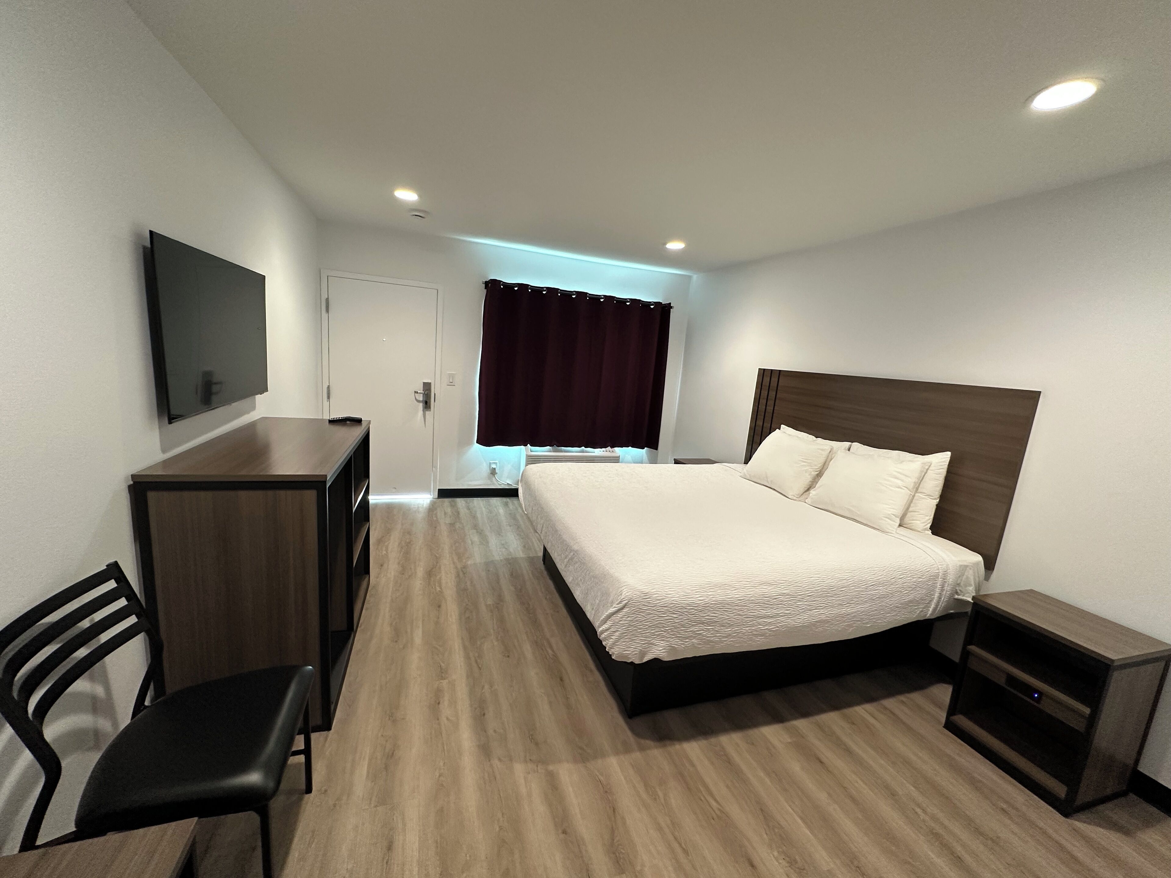 Standard Room, 1 King Bed, Non Smoking | Desk, laptop workspace, free WiFi, bed sheets