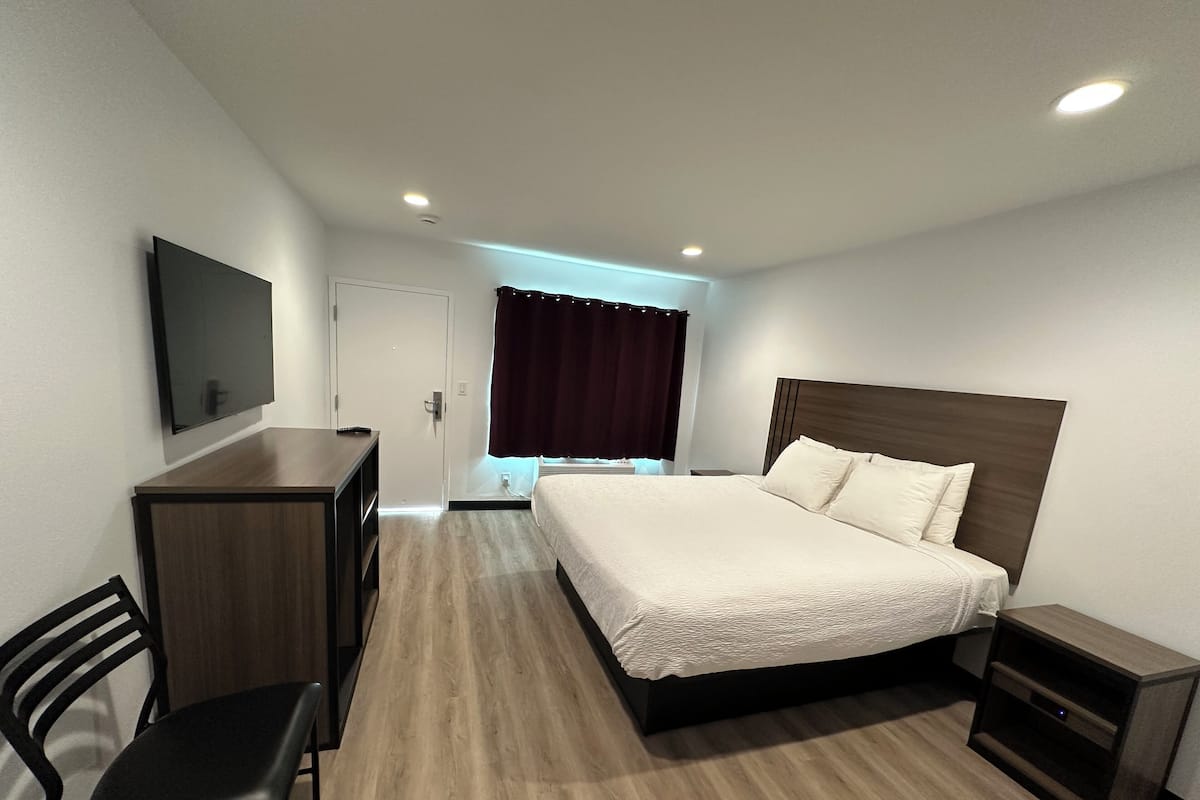 Standard Room, 1 King Bed, Non Smoking | Desk, laptop workspace, free WiFi, bed sheets