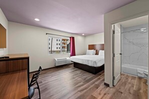 Standard Room, 1 King Bed, Non Smoking | Soundproofing, iron/ironing board, free WiFi, alarm clocks
