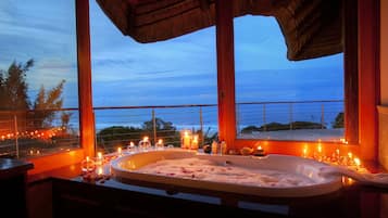 奢华套房, 海滩景观 | 浴室 | 独立的浴缸和淋浴、按摩浴缸、大花洒淋浴喷头、免费洗浴用品