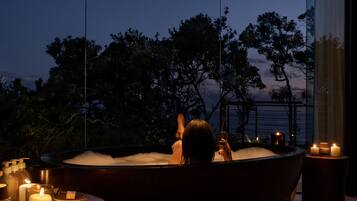 Deluxe Suite | Bathroom | Separate tub and shower, jetted tub, rainfall showerhead