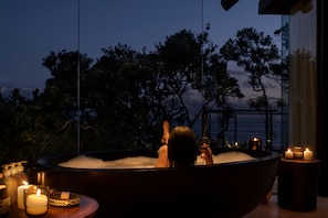 Deluxe Suite | Bathroom