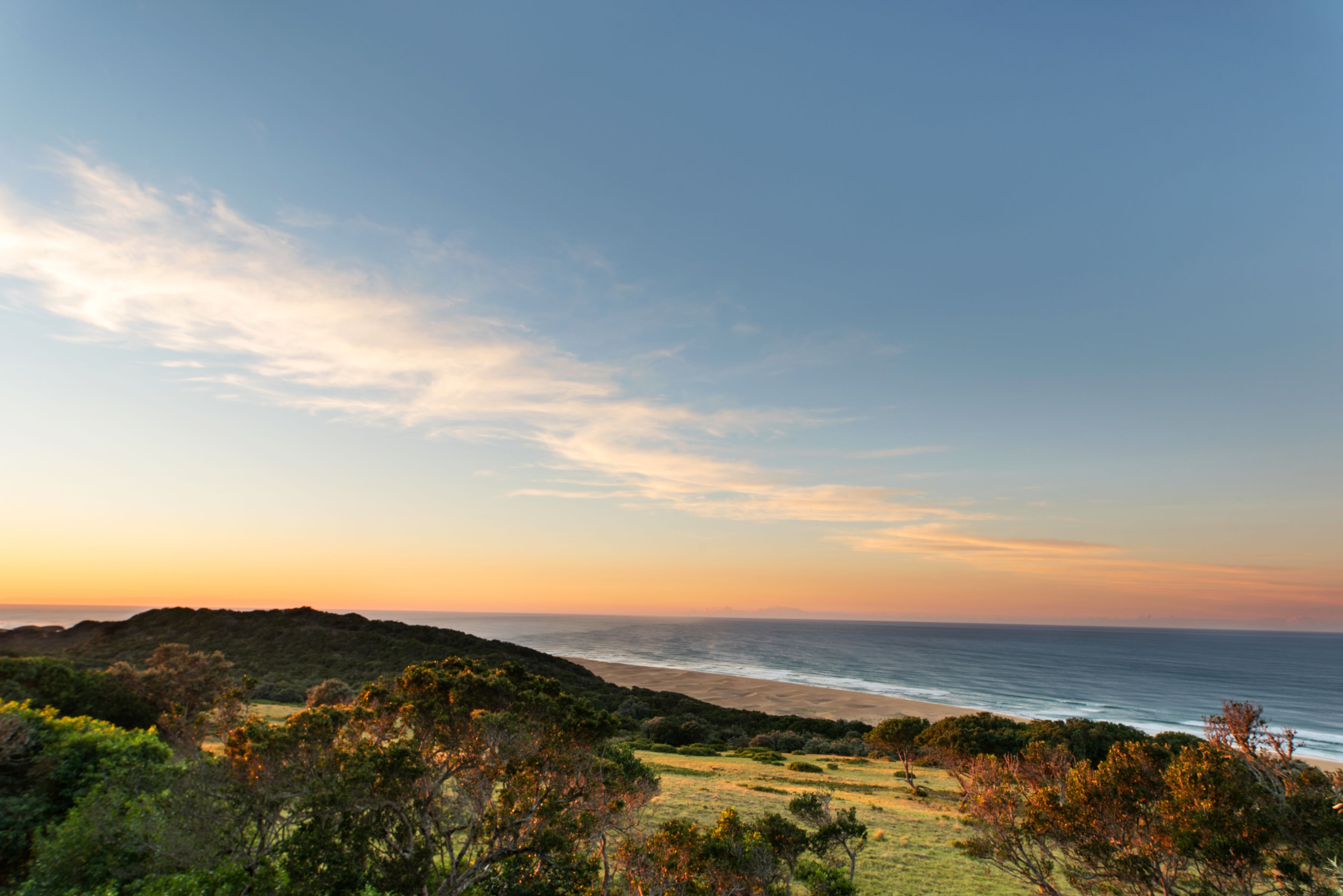 Praia particular, espreguiçadeiras, guarda-sóis, toalhas de praia 